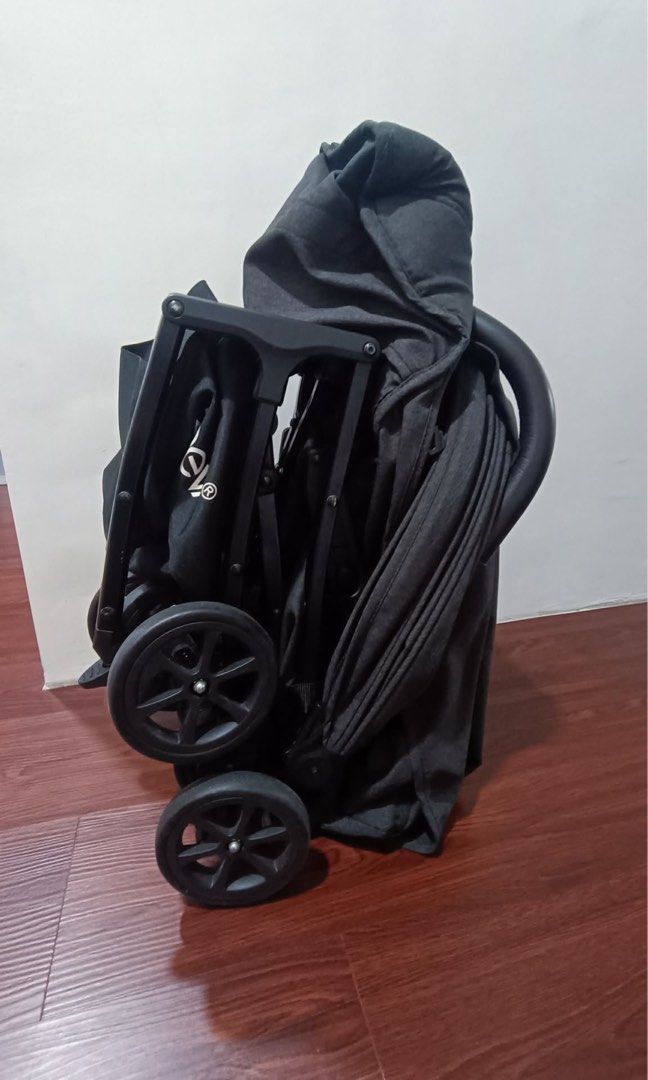 Akeeva Capsule Stroller with travel Bag (Category: Strollers) located in Bulacan. Submitted by minimalistattorneymom (Listing ID 1457374740, Image 3). Description: - Akeeva Capsule Stroller (Black) - EN 1888 Approved - Compact Folding for Easy Storage & Travel - Convenient Storage Basket - Ideal for Everyday Use & Travel -Cabin approved stroller -missing one shoulder strap.