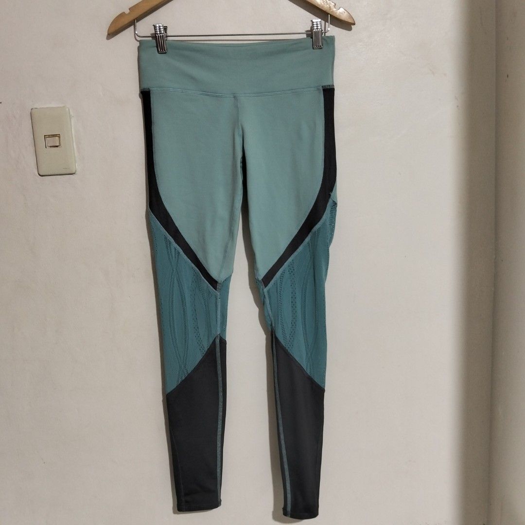 Alo leggings small bundle (Category: Activewear) located in Subic. Submitted by petitecorner22 (Listing ID 1457533364, Image 2). Description: 2 for 500 these are small leggings true to size fabric ok garter ok used but not abused.