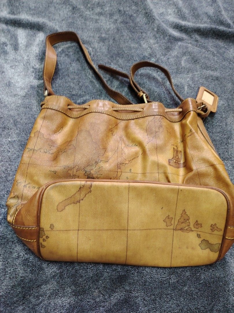 ALVIERO MARTINI Bucket Sling (Category: Luxury Bags & Wallets) located in Valenzuela. Submitted by anna.banana10 (Listing ID 1457684743, Image 1). Description: ALVIERO MARTINI bucket sling Large in size WITH FLAWS pede pa sa HINDI maarte sa bag at sa maalam magrestore, goods na goods pa ito. Check pics sa interesado po..