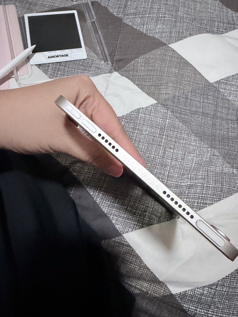 Apple iPad Mini (6th Gen) Starlight 64gb (Category: iPad) located in Manila. Submitted by pklsedano16091 (Listing ID 1457658462, Image 3). Description: - iPad Mini 6th Generation - Color: Silver - Ideal for on-the-go use - Features Touch ID for secure access - Convenient USB-C charging - unit only, no box and charger..