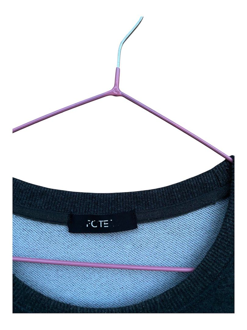 Arc'teryx Crewneck Sweatshirt Grey Size L (Category: Coats, Jackets and Outerwear) located in Madridejos. Submitted by keeno_14 (Listing ID 1457628490, Image 2). Description: - Grey Arc'teryx crewneck sweatshirt - Iconic bird logo graphic on front - Made in Bangladesh - Tagged size L - Perfect for casual wear or layering - Please check photos for condition details.