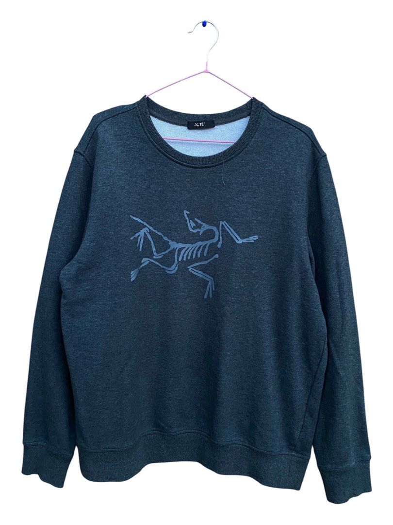 Arc'teryx Crewneck Sweatshirt Grey Size L (Category: Coats, Jackets and Outerwear) located in Madridejos. Submitted by keeno_14 (Listing ID 1457628490, Image 1). Description: - Grey Arc'teryx crewneck sweatshirt - Iconic bird logo graphic on front - Made in Bangladesh - Tagged size L - Perfect for casual wear or layering - Please check photos for condition details.