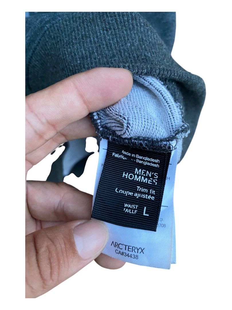 Arc'teryx Crewneck Sweatshirt Grey Size L (Category: Coats, Jackets and Outerwear) located in Madridejos. Submitted by keeno_14 (Listing ID 1457628490, Image 3). Description: - Grey Arc'teryx crewneck sweatshirt - Iconic bird logo graphic on front - Made in Bangladesh - Tagged size L - Perfect for casual wear or layering - Please check photos for condition details.