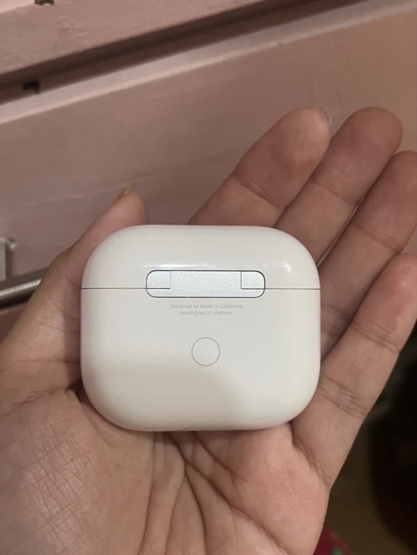 Authentic Apple Airpods 3 (Category: Earphones) located in Cainta. Submitted by melosylv (Listing ID 1457630106, Image 2). Description: - right pod doesnt charge (needs repair - probably a hardware issue) - left pod is fully functioning - just bought last 2024 - can show receipt for authenticity - w box but no charger.