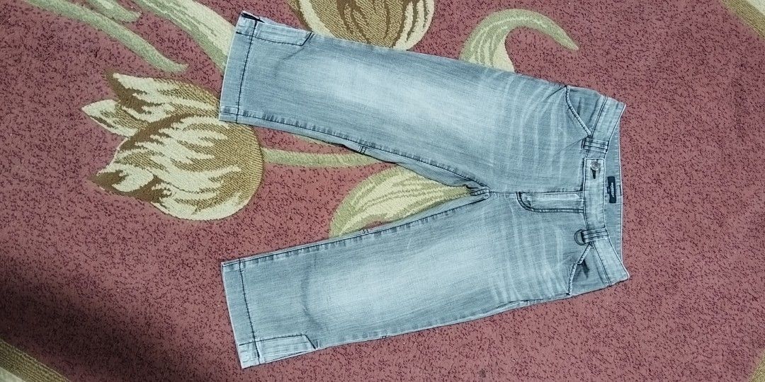 Authentic Burberry Knee Jeans for Ladies (Category: Jeans) located in Baguio. Submitted by shopdailybasket (Listing ID 1457641846, Image 1). Description: Authentic 💯 Waist 26 inches Hip 34 inches Length 28 inches.