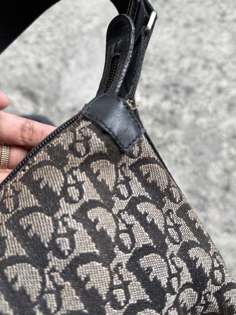 Authentic Dior (Category: Cross-body Bags) located in Manila. Submitted by reg08 (Listing ID 1457538394, Image 3). Description: .