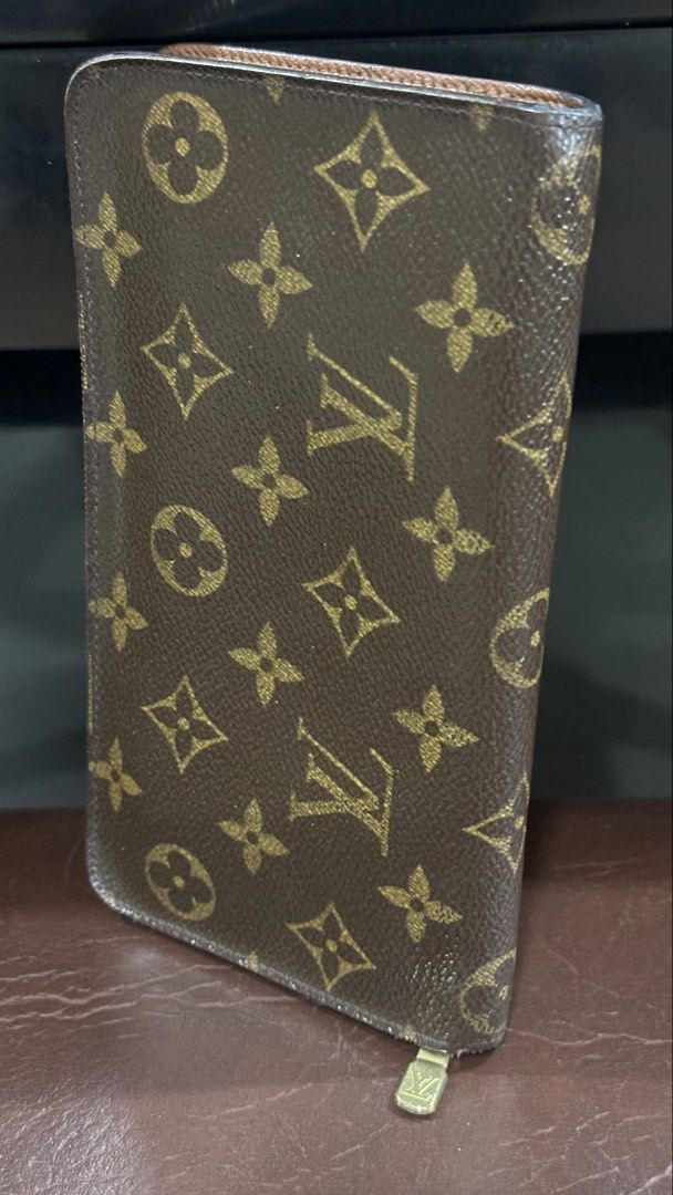 Authentic Louis Vuittn LV Zippy Long Wallet (Category: Luxury Bags & Wallets) located in Las Pinas. Submitted by marshmallowmax (Listing ID 1457538536, Image 2). Description: Guaranteed Authentic! Excellent used! Minimal signs of usage No more inclusions.