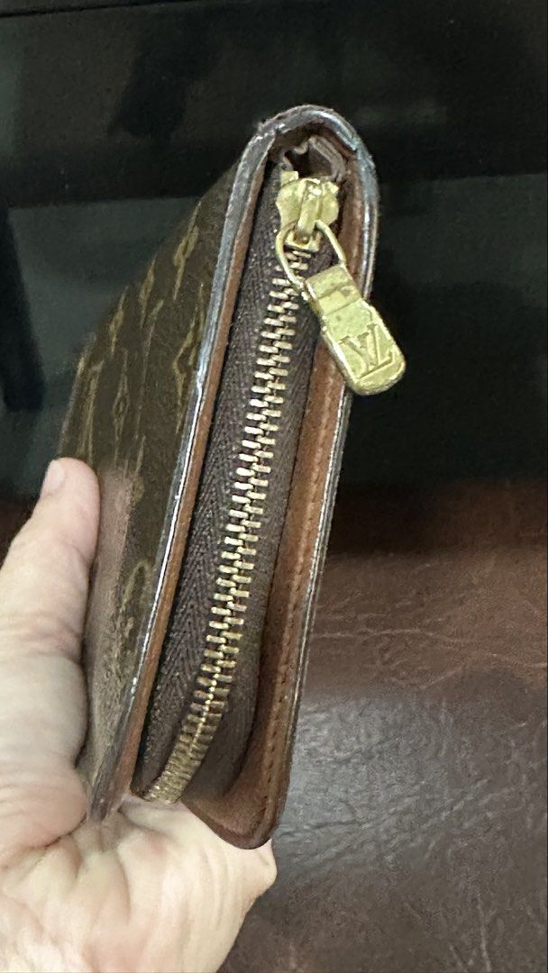Authentic Louis Vuittn LV Zippy Long Wallet (Category: Luxury Bags & Wallets) located in Las Pinas. Submitted by marshmallowmax (Listing ID 1457538536, Image 3). Description: Guaranteed Authentic! Excellent used! Minimal signs of usage No more inclusions.