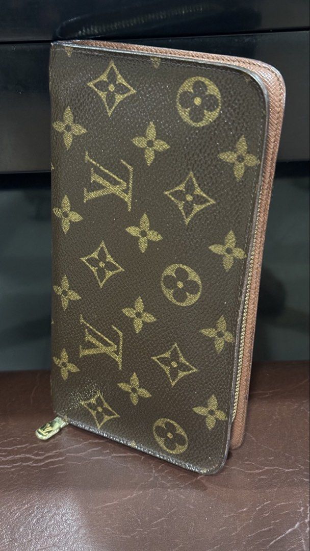 Authentic Louis Vuittn LV Zippy Long Wallet (Category: Luxury Bags & Wallets) located in Las Pinas. Submitted by marshmallowmax (Listing ID 1457538536, Image 1). Description: Guaranteed Authentic! Excellent used! Minimal signs of usage No more inclusions.