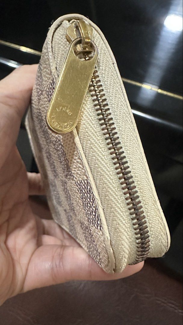 Authentic Louis Vuitton LV Zippy Small Wallet (Category: Luxury Bags & Wallets) located in Las Pinas. Submitted by marshmallowmax (Listing ID 1457531871, Image 2). Description: Excellent used! No flaws.