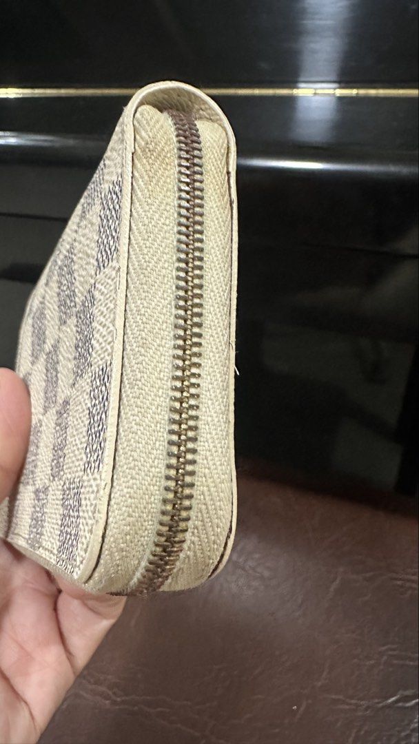 Authentic Louis Vuitton LV Zippy Small Wallet (Category: Luxury Bags & Wallets) located in Las Pinas. Submitted by marshmallowmax (Listing ID 1457531871, Image 3). Description: Excellent used! No flaws.