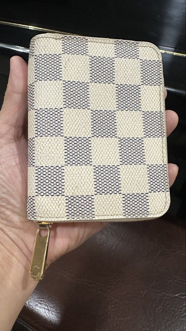 Authentic Louis Vuitton LV Zippy Small Wallet (Category: Luxury Bags & Wallets) located in Las Pinas. Submitted by marshmallowmax (Listing ID 1457531871, Image 1). Description: Excellent used! No flaws.