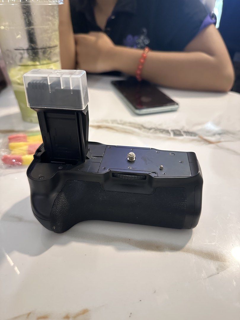 Battery grip for Canon 550d (Category: Batteries & Chargers) located in Manila. Submitted by zealstone_46c2c5 (Listing ID 1457660415, Image 1). Description: No issue .