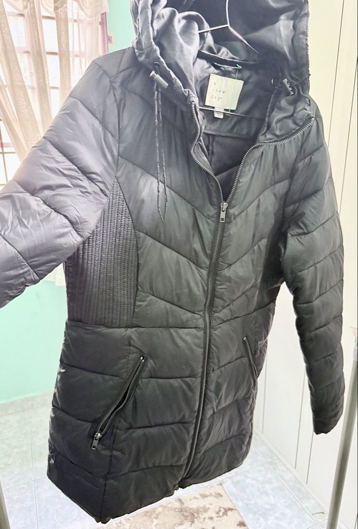 Black down jacket (Category: Coats, Jackets and Outerwear) located in Kulim. Submitted by nbakar (Listing ID 1457542283, Image 2). Description: - Down jacket suitable for temperature -10deg Celcius up to 10 deg Celcius - attached hoodie Has pleated on the side for more fitting and comfort.