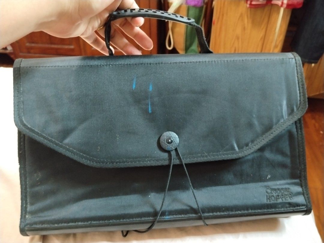 Black folder (Category: Stationery & School Supplies) located in Singapore. Submitted by swifttree_f77558 (Listing ID 1457525284, Image 1). Description: Good to arrange papers neatly. Can meet at other mrt stations too. .