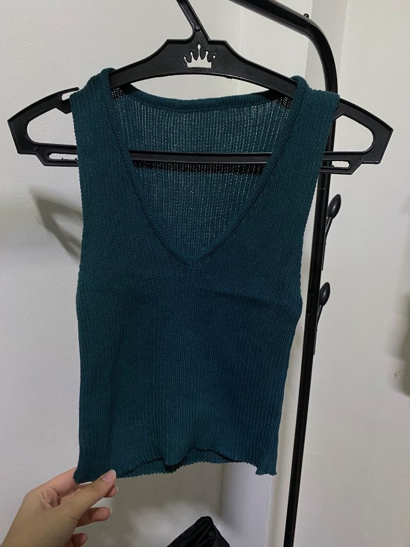 Blue green knitted V-neck cropped top (Category: Sleeveless) located in Santa Rosa. Submitted by rockitlee (Listing ID 1457541140, Image 1). Description: - Used once only - Good quality knit - Cropped .