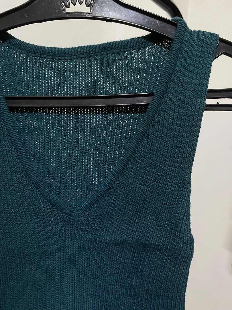 Blue green knitted V-neck cropped top (Category: Sleeveless) located in Santa Rosa. Submitted by rockitlee (Listing ID 1457541140, Image 2). Description: - Used once only - Good quality knit - Cropped .