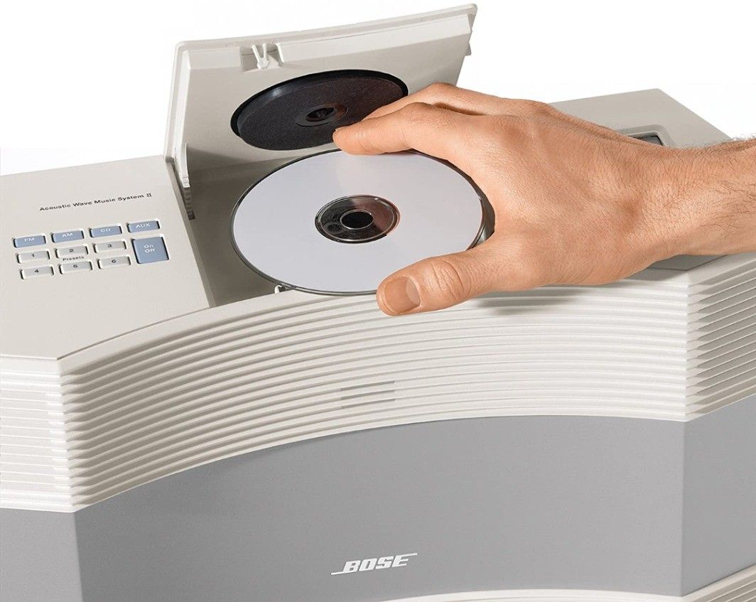 BOSE WAVE All in One System （分類：其他音響配件及設備）位於 Hong Kong。 由 shutterbug_hk 提交（商品編號 1457659910，圖片 2）。簡介： Legendary BOSE powerful base sound Vehicle power supply included. Waveguide Technology: Uses an internal folded acoustic chamber to deliver rich, deep bass and room-filling sound from a compact enclosure. Media Support: Features a top-loading CD player that handles regular audio CDs and home-burned MP3 CDs, alongside an AM/FM radio tuner. Inputs &
