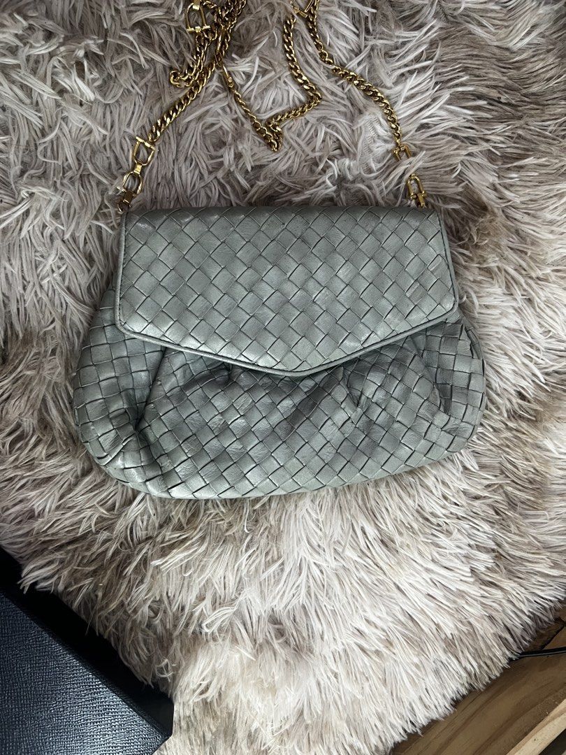 Bottega veneta (Category: Luxury Bags & Wallets) located in Manila. Submitted by nabi011291 (Listing ID 1457591565, Image 1). Description: Authentic with authenticity card Contact this number for faster transaction 09067872392.