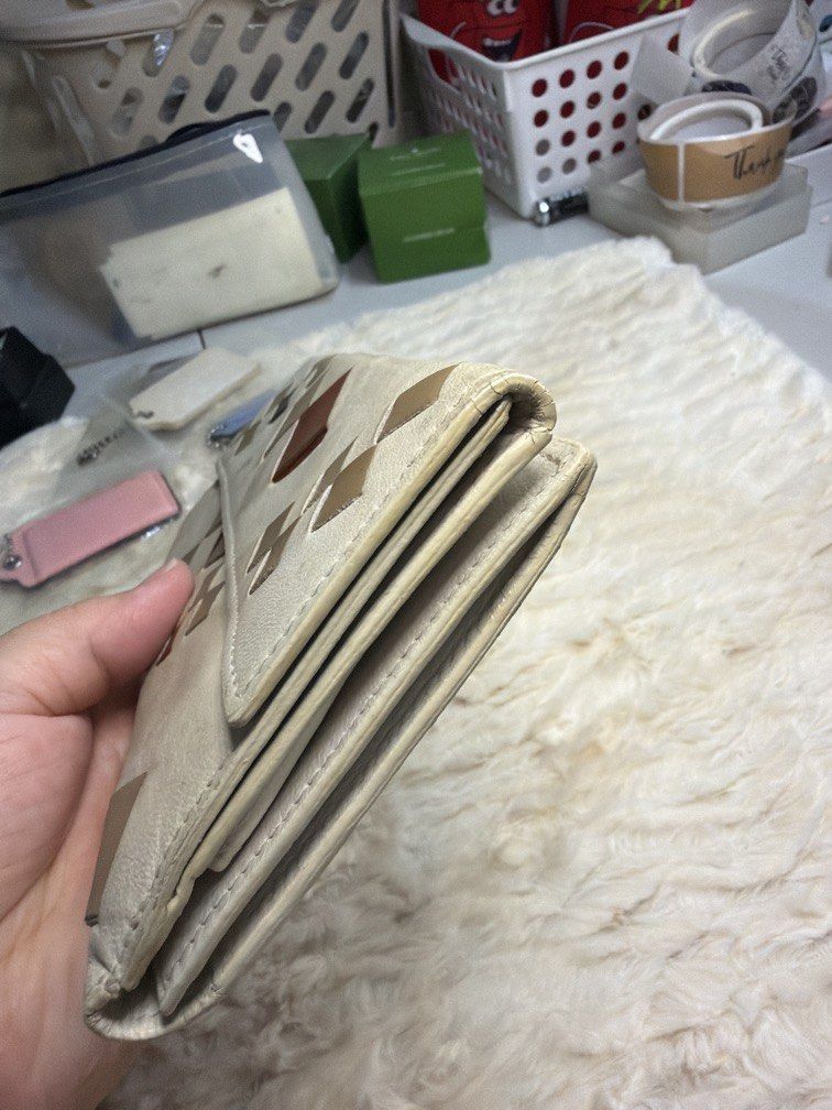 bottega venetta wallet (Category: Luxury Bags & Wallets) located in Manila. Submitted by ambercs (Listing ID 1457547338, Image 2). Description: auth bottega wallet buttons are working discolotation needs color enhance.
