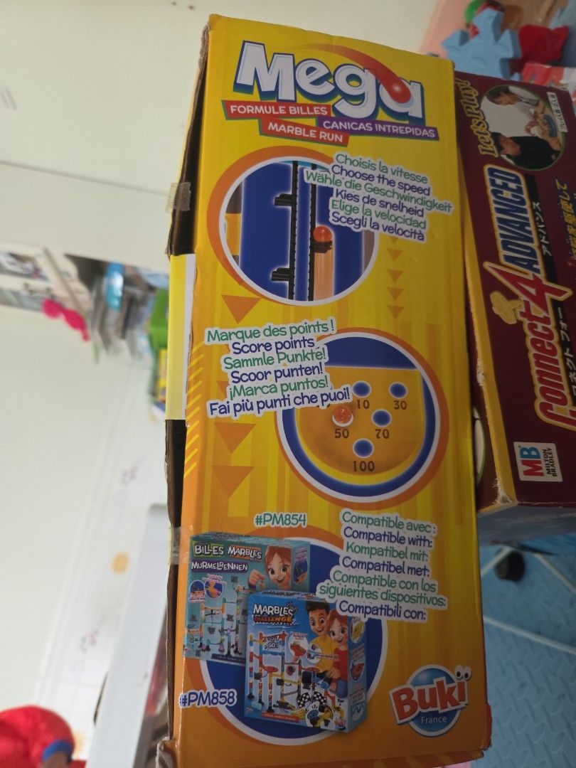 Buki France 推出的 Mega Marble Runs 巨型聲光彈珠軌道積木（型號：PM852） （分類：益智學習玩具）位於 Hong Kong。 由 cheapthingshere2022 提交（商品編號 1457534097，圖片 2）。簡介： 產品核心配置 雙速電動升降梯：一個高達 60 公分的垂直自動升降梯，具備兩檔速度調校，能將彈珠自動送回頂端。 聲光感應模組：內含 2 個可任意配置的電子感應機關，彈珠通過時會觸發燈光效果與音樂音效。 豐富軌道配件：內含 70 多個組裝部件，包括漏斗、彎道、特殊落差陷阱、 盒殘 主件都齊。