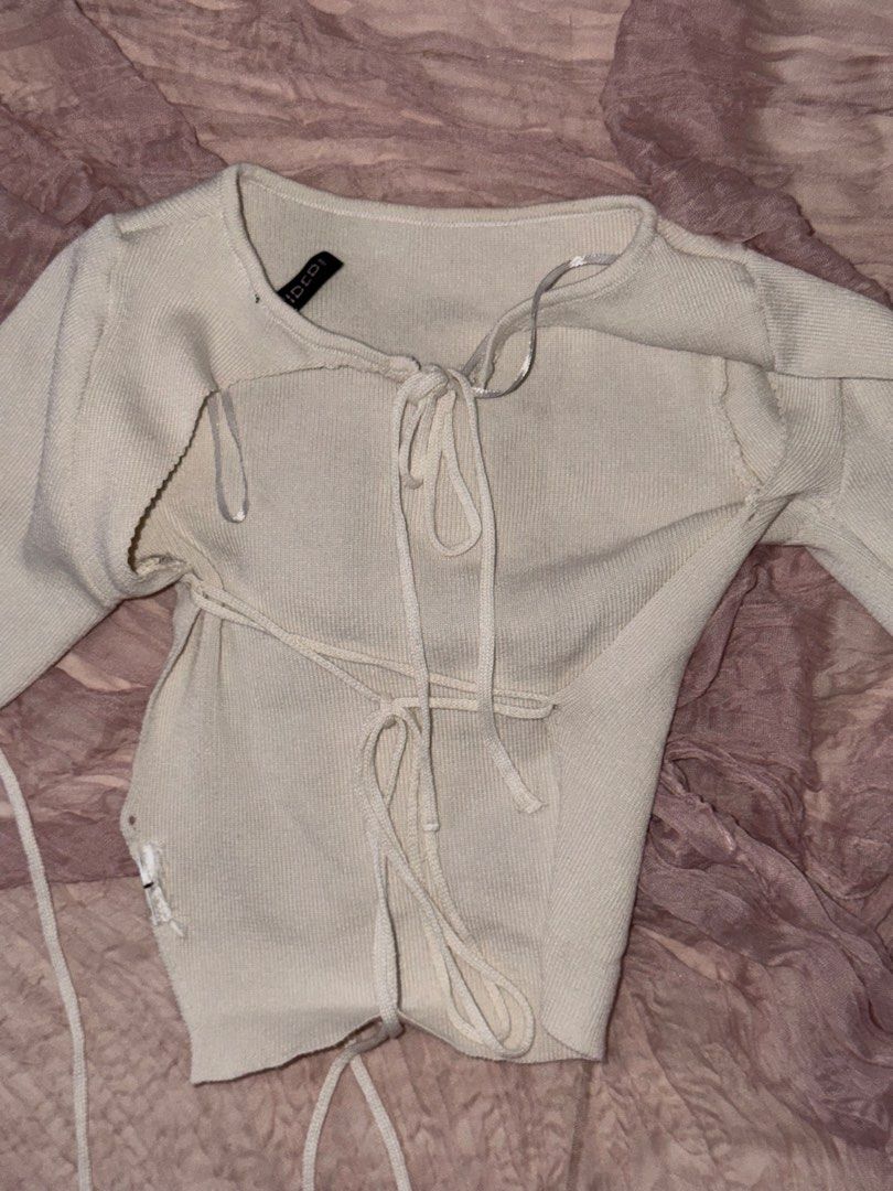 [BUNDLE] H&M Pink Sweatshirt & Divided Backless White Knit Longsleeve Top (Category: Others Tops) located in Bacolod City. Submitted by starqarts (Listing ID 1457598853, Image 3). Description: Bundle of two tops from H&M. Includes a pink sweatshirt with eyelet details and a white ribbed knit long-sleeve backless top from Divided. Both are size XS! Great for casual wear :) RFS: Need funds for thesis :”) ! NOTE: Free SF if total adds up to ₱699+!.