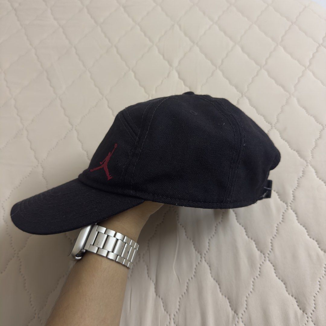 Cap Jordan (Category: Cap & Hats) located in Kuantan. Submitted by amangr (Listing ID 1457632521, Image 3). Description: Harga termasuk postage. SS+ RM10. Condition masih cantik. Warna hitam masih pekat. .