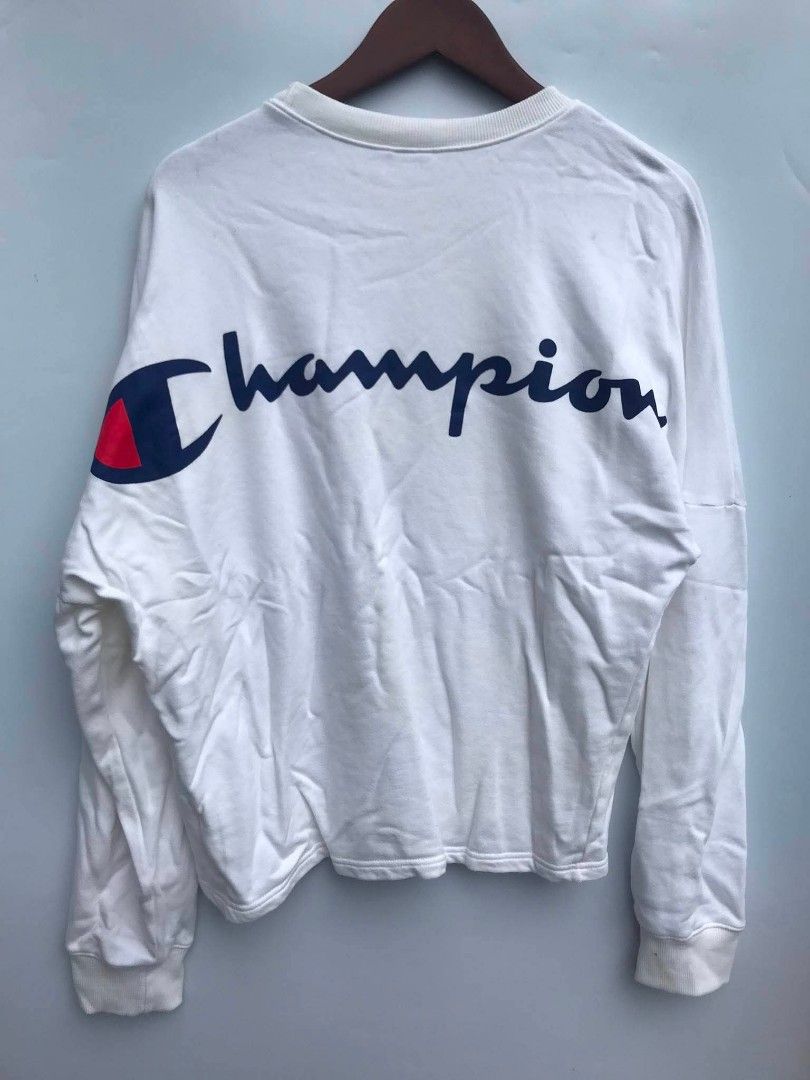 Champion White Long Sleeve Sweatshirt Size M (Category: Coats, Jackets and Outerwear) located in Manila. Submitted by deguertoje73072 (Listing ID 1457552345, Image 1). Description: - Authentic Champion sweatshirt - Size: Medium (M) - Classic Champion logo prominently displayed on the back - Small Champion logo on the chest - Additional small logo detail on the sleeve cuff - Genuine American Athletic Apparel.