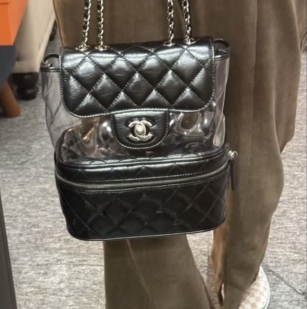 Chanel backpack （分類：手袋及銀包）位於 Hong Kong。 由 kpfirstbag 提交（商品編號 1457709065，圖片 1）。簡介： 93new 有卡麈袋 超級抵玩。