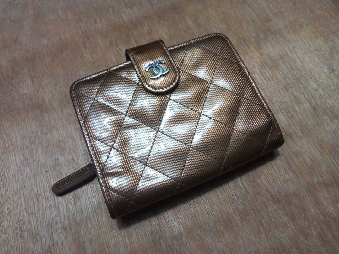 CHANEL CC LOGO QUILTED WALLET AUTHENTIC (Category: Luxury Bags & Wallets) located in Urdaneta. Submitted by josephragontonjr95 (Listing ID 1457658194, Image 2). Description: - CHANEL CC LOGO QUILTED WALLET AUTHENTIC - DIMENSIONS ⬇️⬇️⬇️ - WIDTH: 5 BY INCH - LENGTH: 4 BY INCH - COLOR RATE: 9.5/10 - ISSUES/FLAWS: NONE - CONDITION: EXCELLENT - 18,000 + SHIPPING FEE.