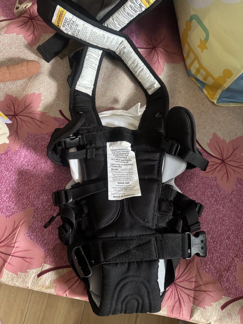 Chicco baby carrier (Category: Carriers & Slings) located in Makati City. Submitted by meticoolous (Listing ID 1457593948, Image 2). Description: rfs: not used anymore loc: Makati/ Rizal.
