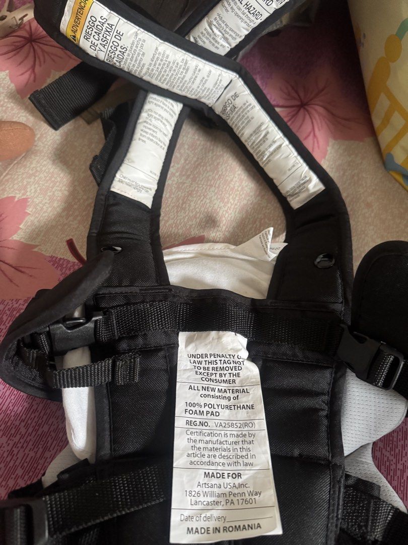 Chicco baby carrier (Category: Carriers & Slings) located in Makati City. Submitted by meticoolous (Listing ID 1457593948, Image 3). Description: rfs: not used anymore loc: Makati/ Rizal.