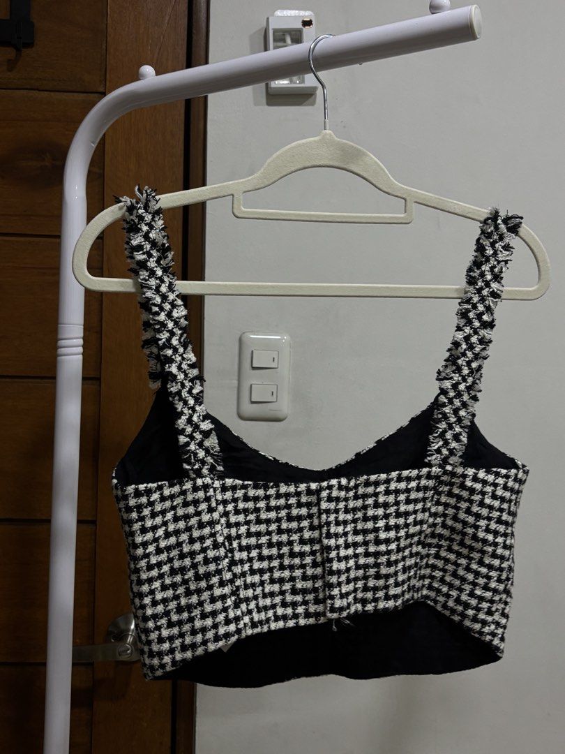 Classic B&W houndstooth Crop top (Category: Sleeveless) located in Manila. Submitted by declutterwith_nics (Listing ID 1457666338, Image 3). Description: - Textured b&w cropped top - Flattering square neckline - Fitted bust, straight hem - Good for date nights and casual wear .
