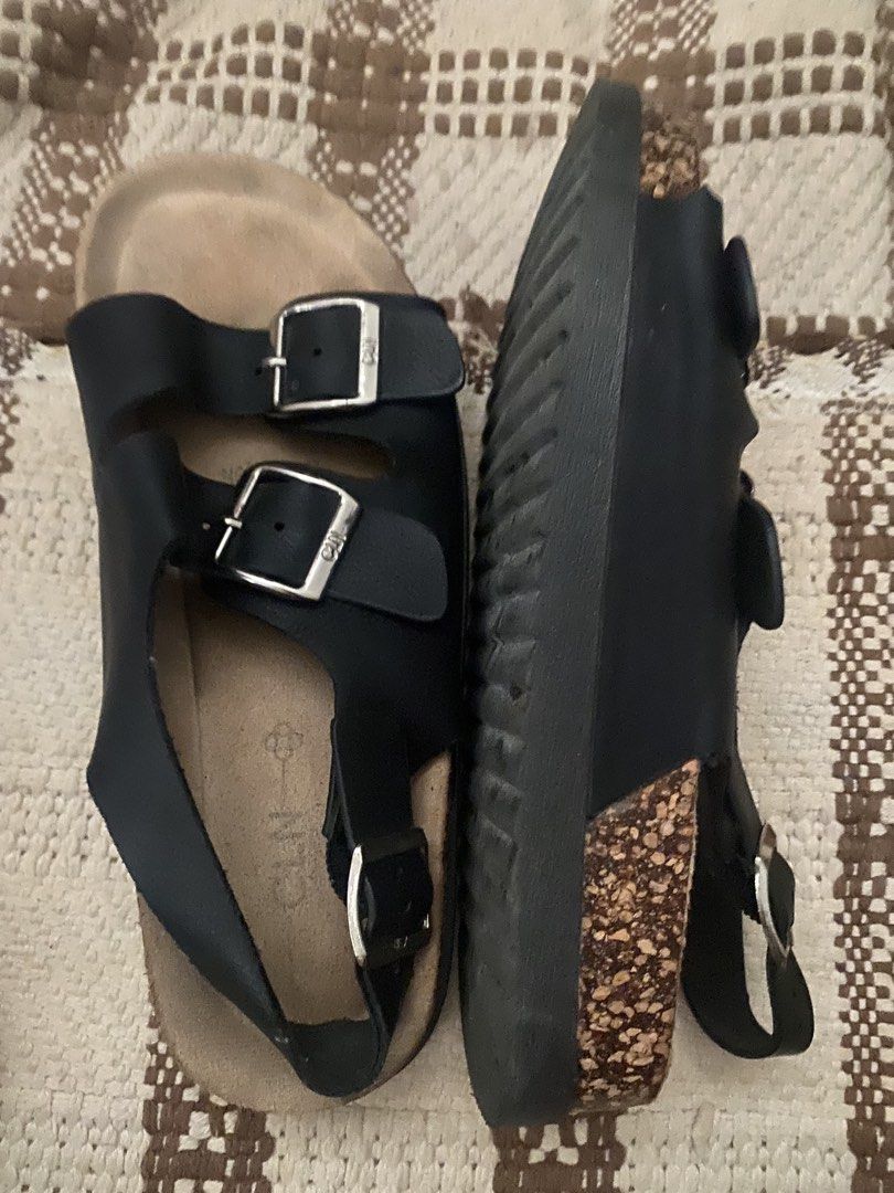 CLN (Category: Flats & Sandals) located in Pasig City. Submitted by urbanstyle11 (Listing ID 1457561378, Image 3). Description: CLN used Women Size 37 .