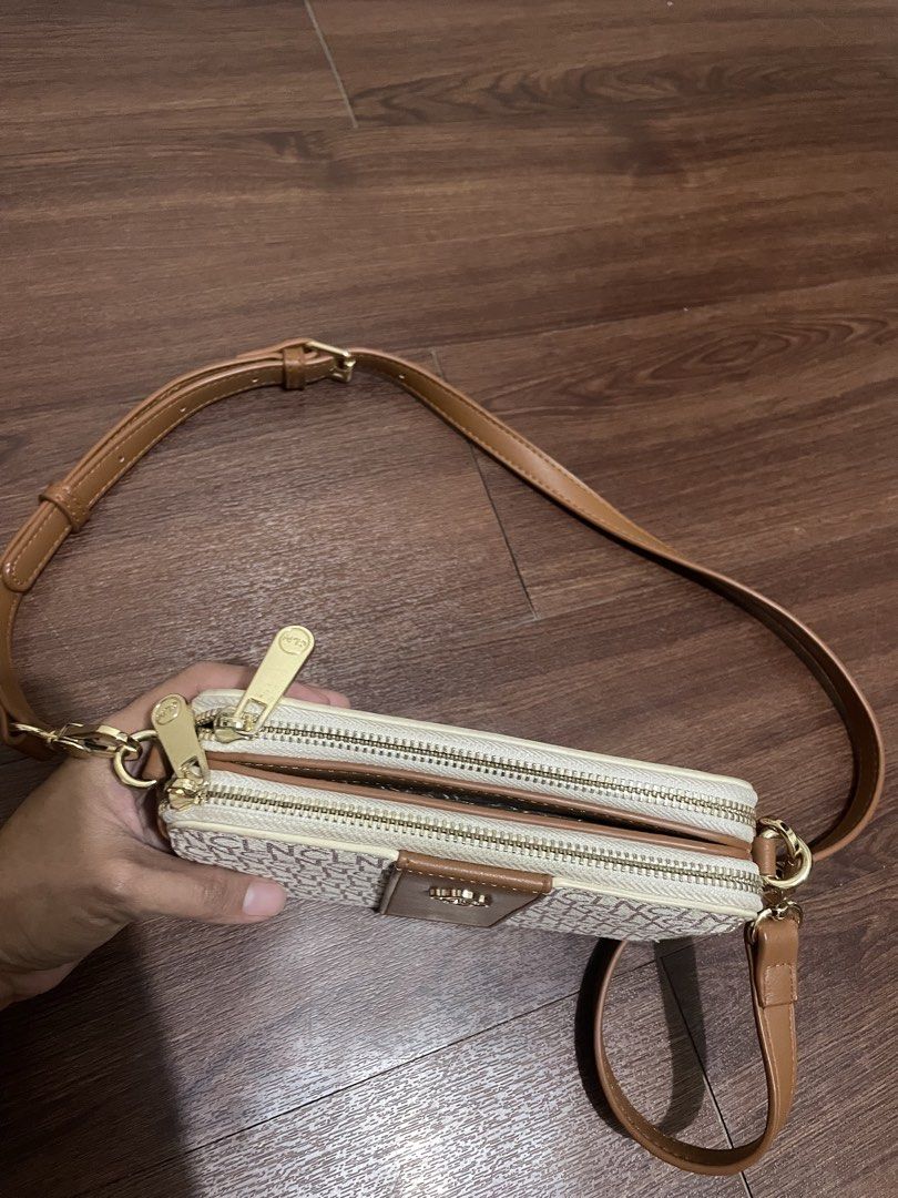 CLN Crossbody Bag Monogram (Santania) (Category: Cross-body Bags) located in San Jose del Monte. Submitted by jnllgap (Listing ID 1457626877, Image 3). Description: sobrang smooth pa po lahat, no scratches or peeling. .