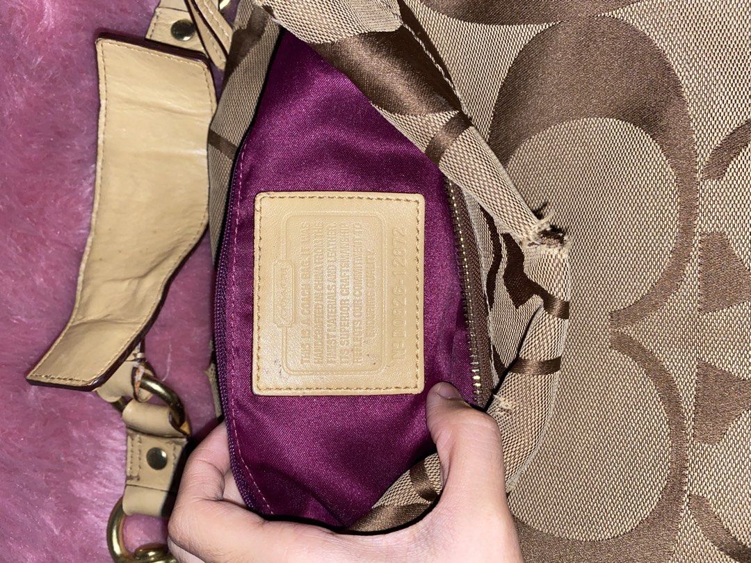 Coach Carly Large (Category: Luxury Bags & Wallets) located in Manila. Submitted by clnxyn (Listing ID 1457653381, Image 3). Description: no hangtag can do vc or meetup.