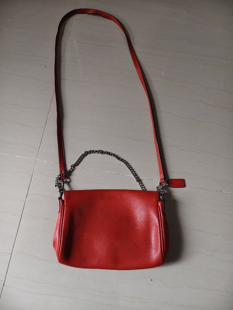 Coach Crossgrain Leather Silver chain strap orange (Category: Luxury Bags & Wallets) located in Iloilo. Submitted by branded-boy0422_16 (Listing ID 1457551968, Image 2). Description: W: 9 L: 6 excellent to as new Need washed lang sa loob medyo madumi my sign of usage lang last 2 picture maganda sa personal.