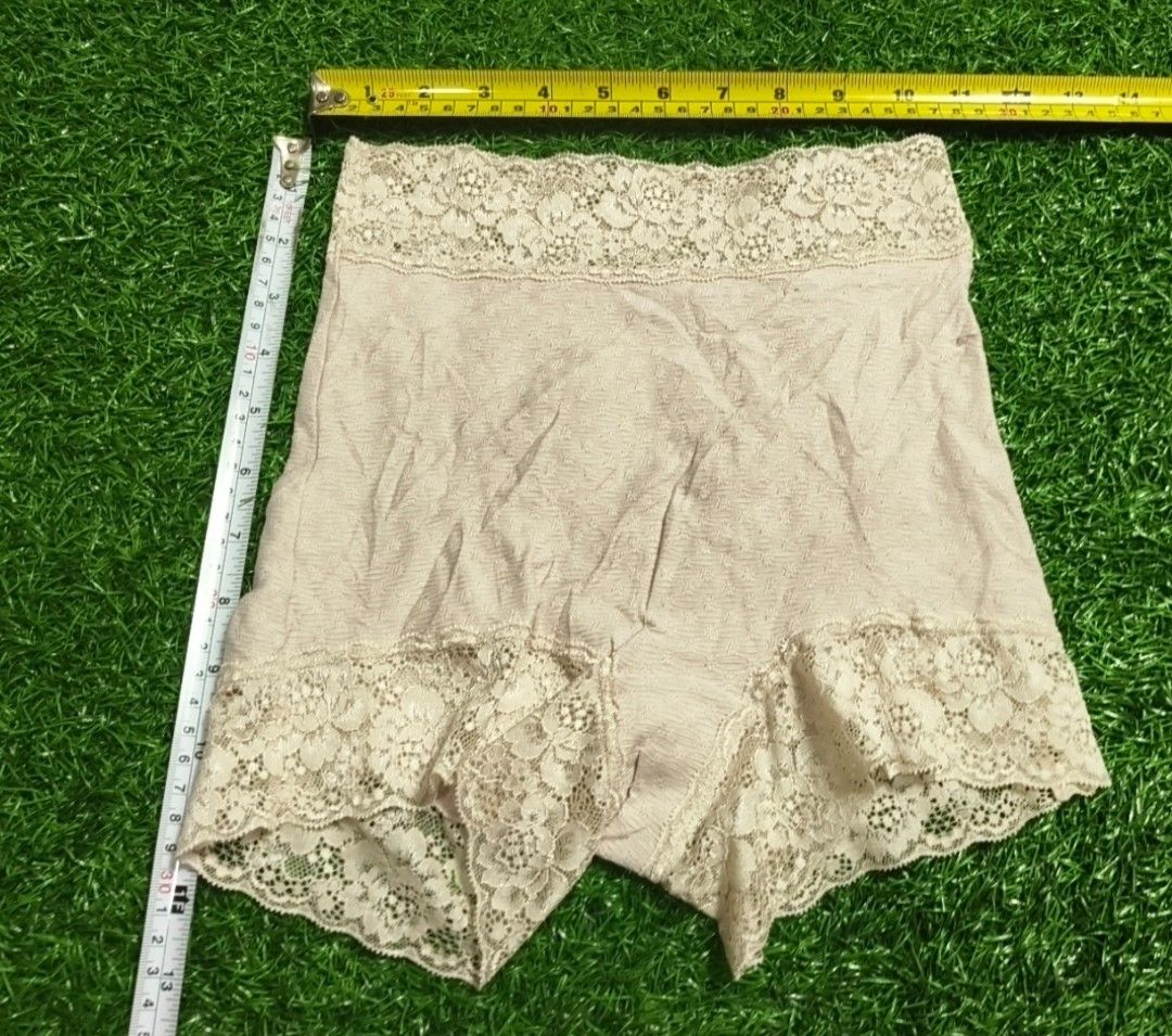 Code : 1025 (Category: New Undergarments & Loungewear) located in Sungai Buloh. Submitted by Zirahh.BndleNightware (Listing ID 1457631842, Image 1). Description: 9/10.