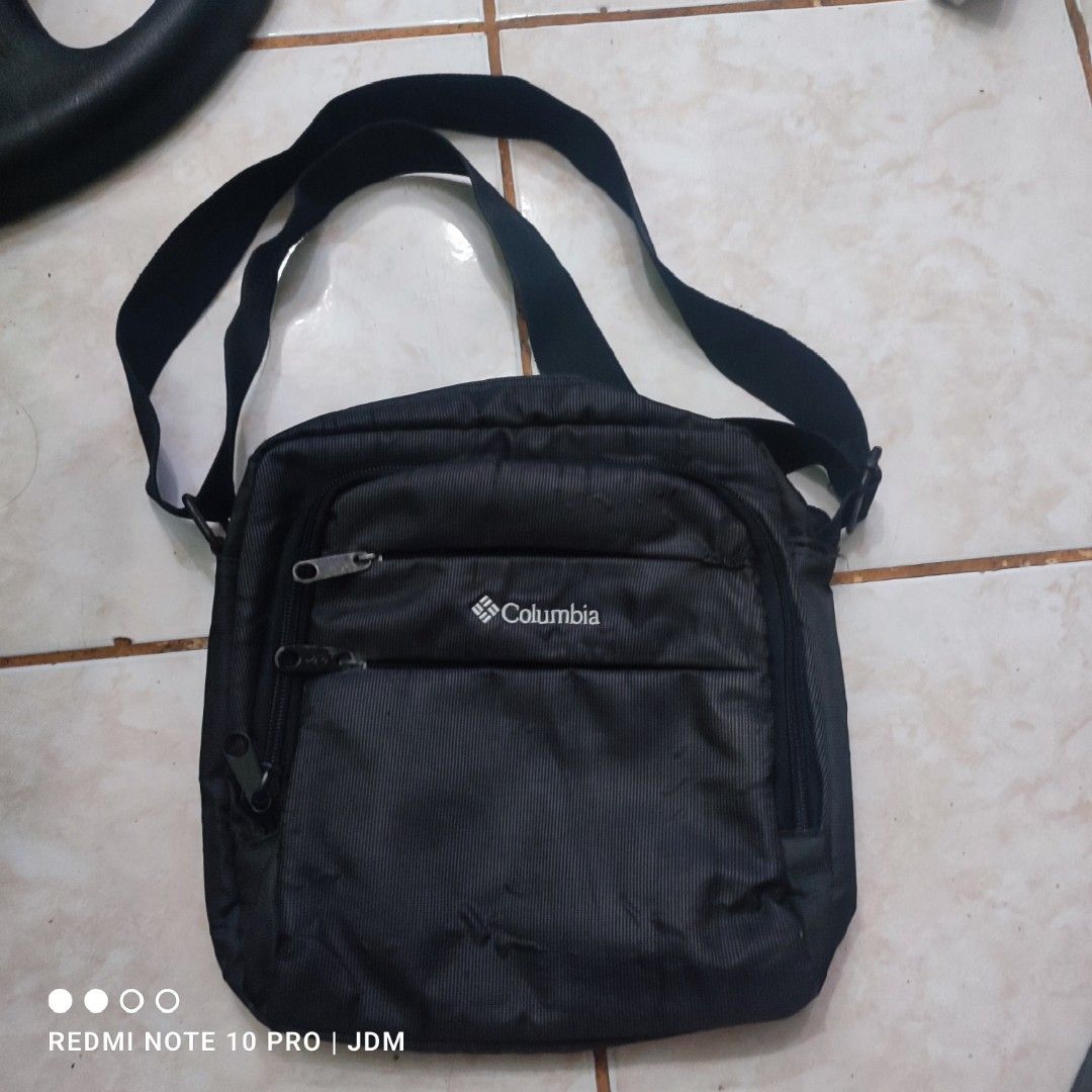 Columbia Crossbody bag (Category: Sling Bags) located in Antipolo. Submitted by klashnikov (Listing ID 1457584274, Image 1). Description: Columbia Crossbody sling bag Embroided Logo, issue: , some zippers are replaced already ,but fully usable,pls manage expectation since this is a thrifted bag,no tags nice color rate not faded 350php only Pwede pickup sa aking munting garahe waze (JDM thrift shop) Pwedeng meetup around upper Antipolo,pag malayo 