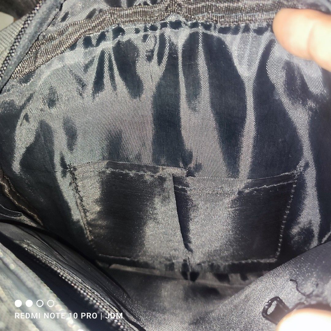 Columbia Crossbody bag (Category: Sling Bags) located in Antipolo. Submitted by klashnikov (Listing ID 1457584274, Image 3). Description: Columbia Crossbody sling bag Embroided Logo, issue: , some zippers are replaced already ,but fully usable,pls manage expectation since this is a thrifted bag,no tags nice color rate not faded 350php only Pwede pickup sa aking munting garahe waze (JDM thrift shop) Pwedeng meetup around upper Antipolo,pag malayo 