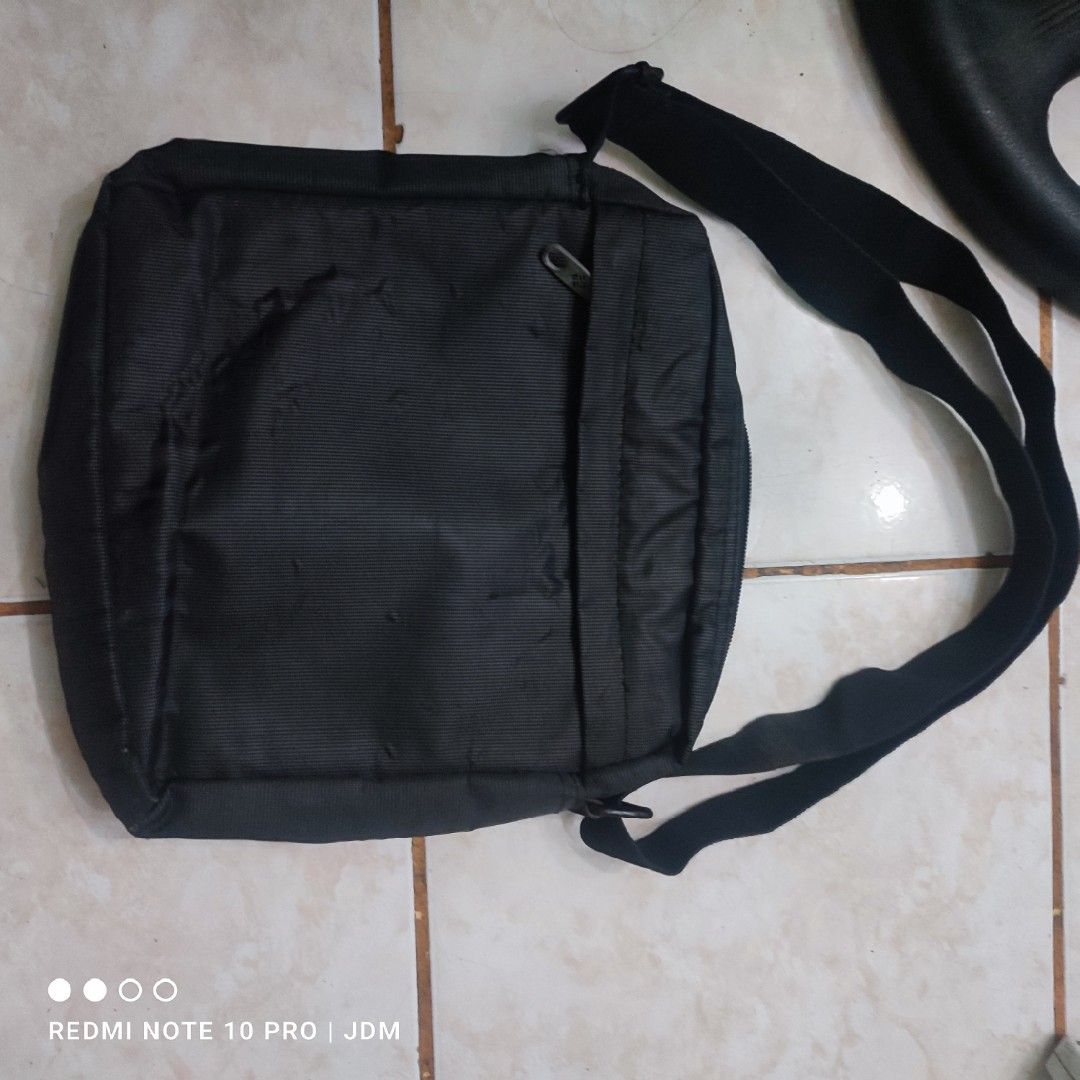 Columbia Crossbody bag (Category: Sling Bags) located in Antipolo. Submitted by klashnikov (Listing ID 1457584274, Image 2). Description: Columbia Crossbody sling bag Embroided Logo, issue: , some zippers are replaced already ,but fully usable,pls manage expectation since this is a thrifted bag,no tags nice color rate not faded 350php only Pwede pickup sa aking munting garahe waze (JDM thrift shop) Pwedeng meetup around upper Antipolo,pag malayo 