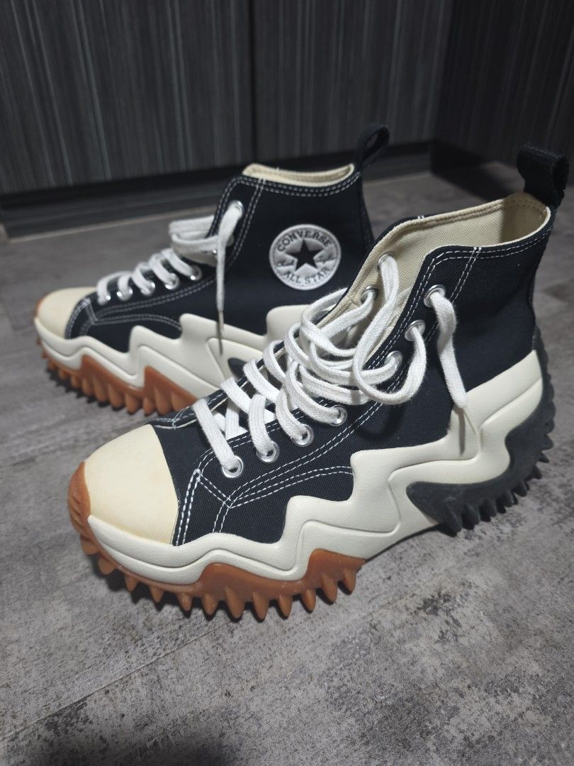 Converse Shoes (Category: Sneakers) located in Singapore. Submitted by en2324 (Listing ID 1457579110, Image 1). Description: Never won before. No box. Self collection only..