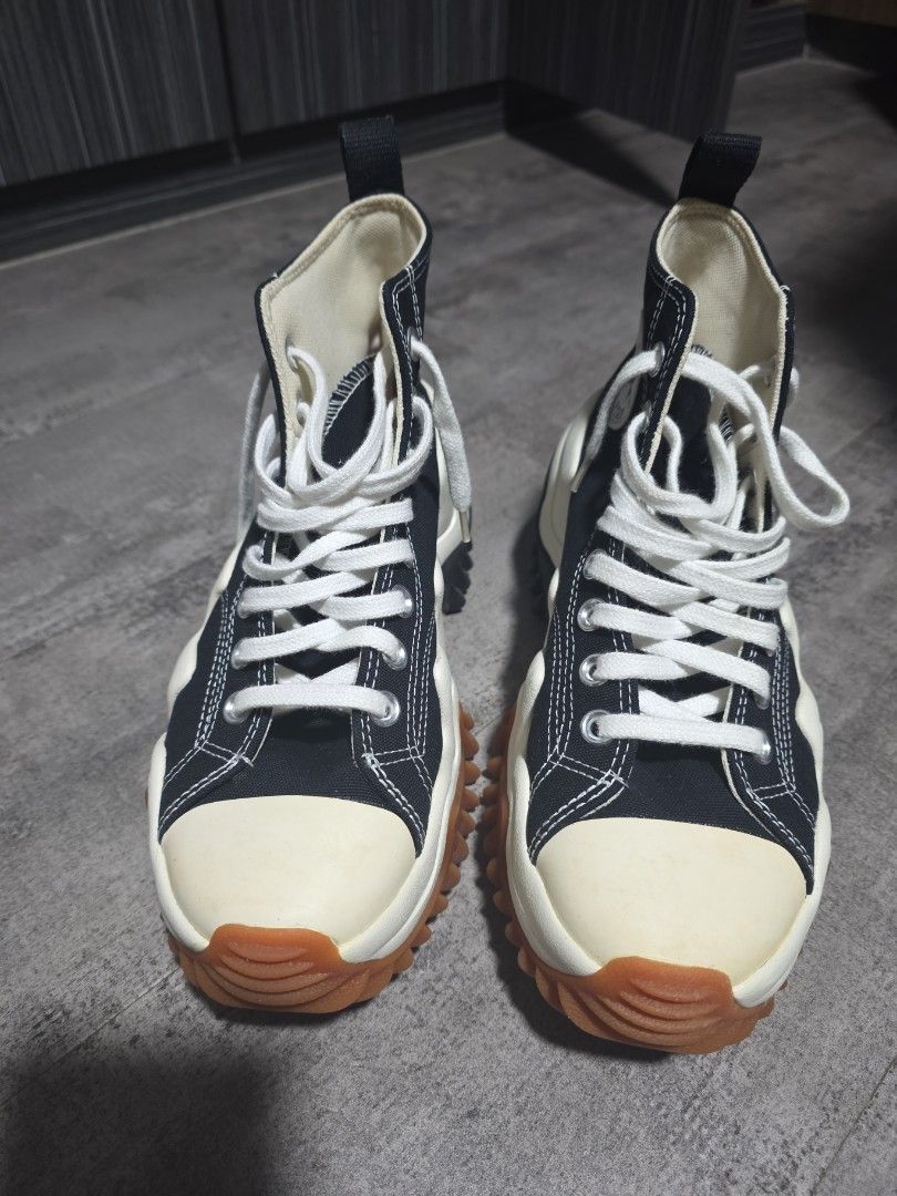 Converse Shoes (Category: Sneakers) located in Singapore. Submitted by en2324 (Listing ID 1457579110, Image 2). Description: Never won before. No box. Self collection only..