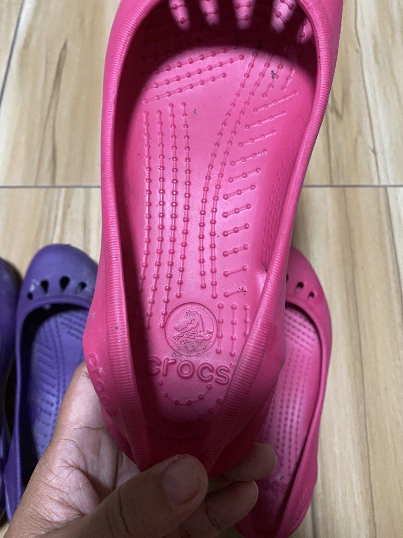 Crocs Sandals (Category: Sandals) located in Cabanatuan. Submitted by prelovedbycheesekeyk (Listing ID 1457546558, Image 2). Description: Ung fushia pink no flaws Makapal p sole Linisin lng almost new p Ganda pa Size 7 24cm Free n ung violet overused na ppero pwede png png palengke .