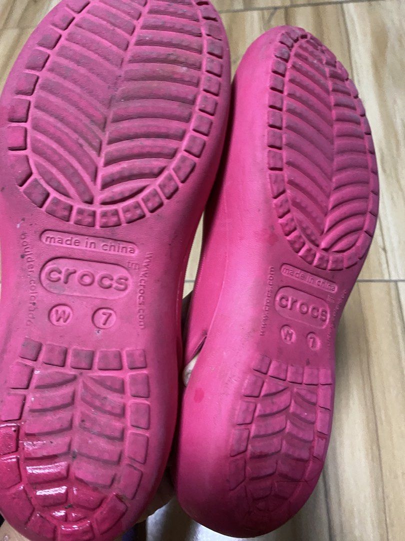 Crocs Sandals (Category: Sandals) located in Cabanatuan. Submitted by prelovedbycheesekeyk (Listing ID 1457546558, Image 3). Description: Ung fushia pink no flaws Makapal p sole Linisin lng almost new p Ganda pa Size 7 24cm Free n ung violet overused na ppero pwede png png palengke .