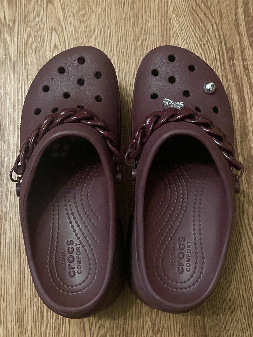 Crocs Siren chain clog sandals (Category: Slippers and slides) located in Angeles City. Submitted by twinklee.555 (Listing ID 1457664429, Image 2). Description: - Crocs platform in dark cherry -scratch marks in the left pair (refer to the last slide) - bought in America .