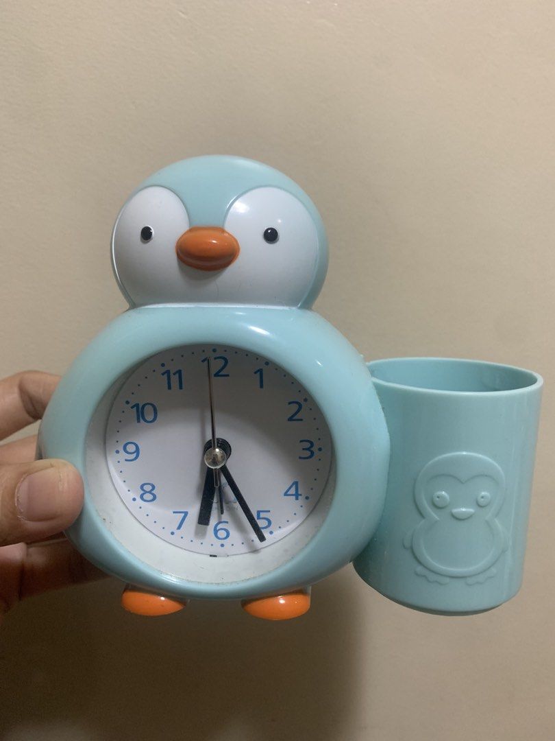 cute penguin clock with pen holder / alarm clock (Category: Clocks) located in Pasay City. Submitted by mjshopaholic (Listing ID 1457614287, Image 1). Description: no issue.