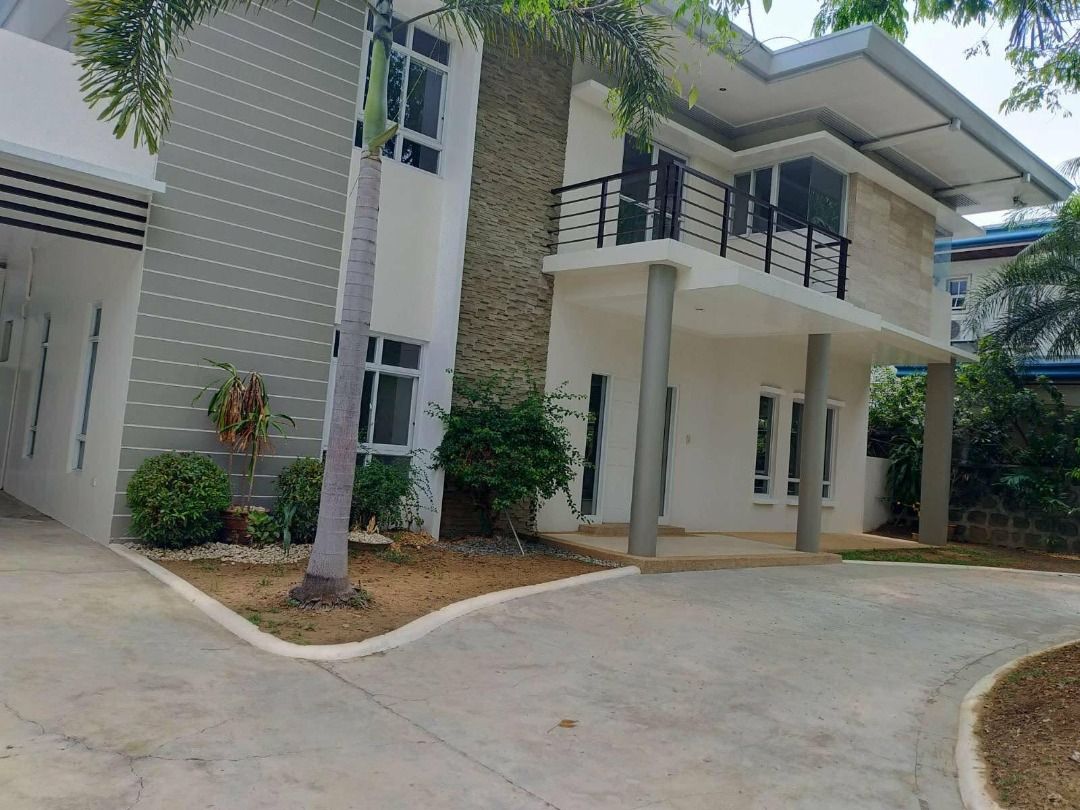 Dasmariñas Village | Residential Lot For Rent - #6864 (Category: Lot) located in Makati City. Submitted by everbrightph_09171681688 (Listing ID 1457590708, Image 2). Description: ERE Code: 6864 Property Details: FA: 640 sqm Asking Price: Php 300,000.00 For best assistance and viewing schedule, call your professional real estate pals today! For Inquires: 0917 168 1688 For Enlistment: 0917 120 3196 Instagram: @‌everbrightph FB: Everbright Real Esta