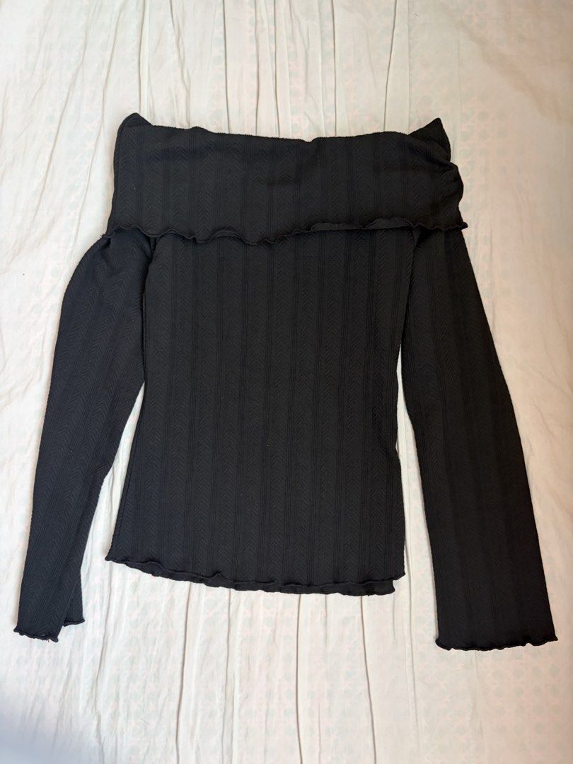 DAZY Black Ribbed Off-Shoulder Long Sleeve Top (Category: Longsleeves) located in Cebu City. Submitted by izadeclutter.cloud (Listing ID 1457534923, Image 2). Description: - Black ribbed off-shoulder top with Lettuce trim detail - Long sleeves with flared cuffs - Very stretchy material - Perfect for the upcoming autumn weather - NEVER BEEN USED - RFS: wrong size .