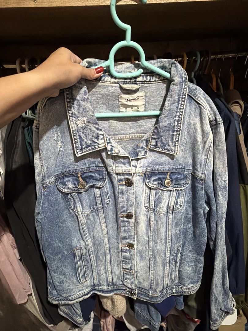 Denim Co. Acid Wash Denim Jacket (Category: Coats, Jackets and Outerwear) located in Makati City. Submitted by nicluttering (Listing ID 1457588314, Image 1). Description: - Classic acid wash denim jacket by Denim Co. - Features a button-up front. - Two convenient chest pockets. - Versatile for layering over tees or dresses. - Ideal for casual outings..